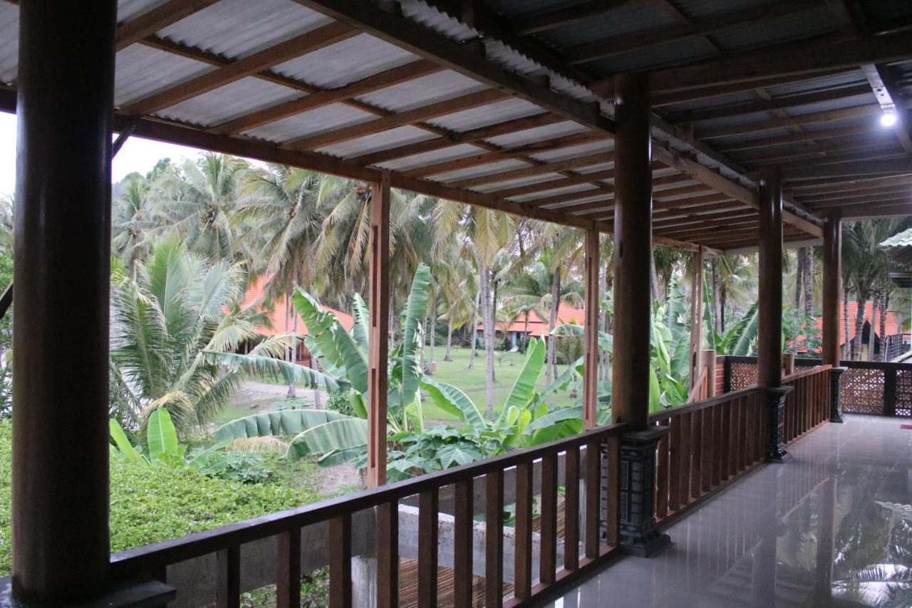 Arrys Watukarung Surfcamp Hotel Kalak Exterior photo